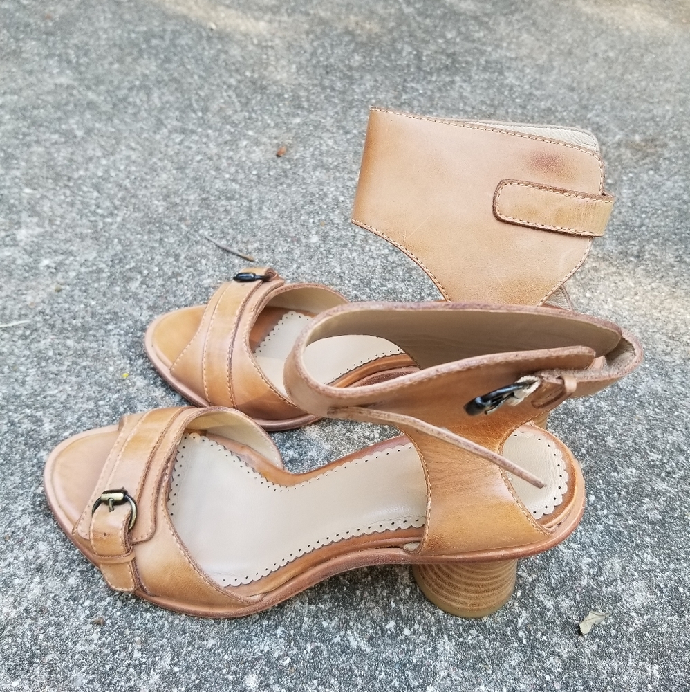 Tan Leon max leather sz 9.5 brown heels, great condition.
